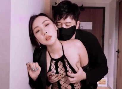 Phu nhân bán thân cho ông sếp để trả nợ cho chồng